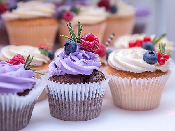 cupcakes, berries, frosting