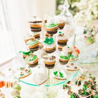 Find the best ways to display 300 cupcakes for your event, ensuring they look appealing and accessible to guests.