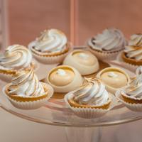 Learn how to choose the right cupcake stand that complements your baked goods and fits your occasion.