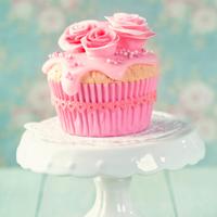 Learn how to set up a rustic cupcake stand that enhances your event's ambiance while showcasing your delicious creations.